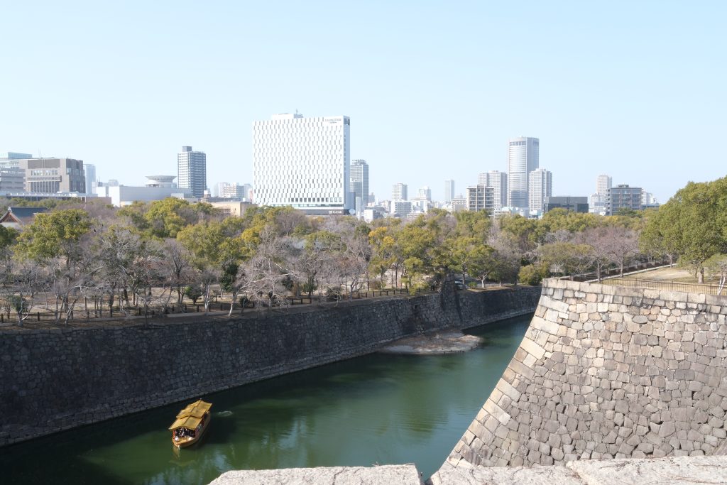 大阪城のお堀と観光船